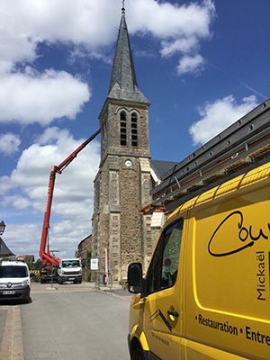 Travaux de couverture sur une église