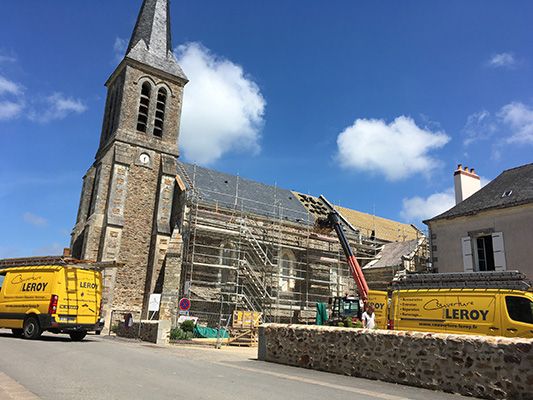 Travaux de couverture sur une église