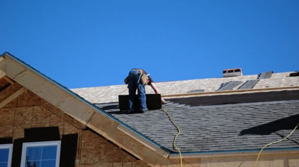 Homme qui travaille sur une toiture